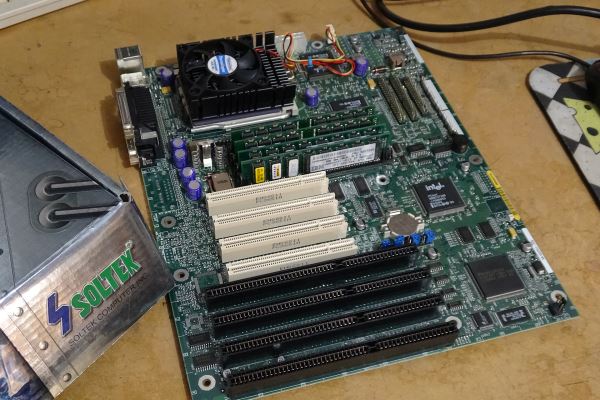 Unboxing a Special Intel Motherboard from 1995 | Hardware Asylum